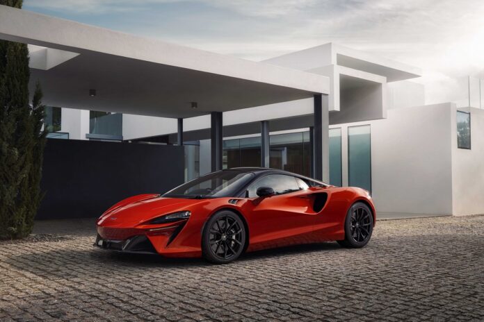 2McLarenArtura.jpg