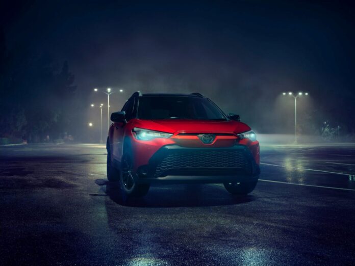 Toyota_2025-Corolla-Cross_Hybrid_Nightshade_0002-1500x1125-1.jpg