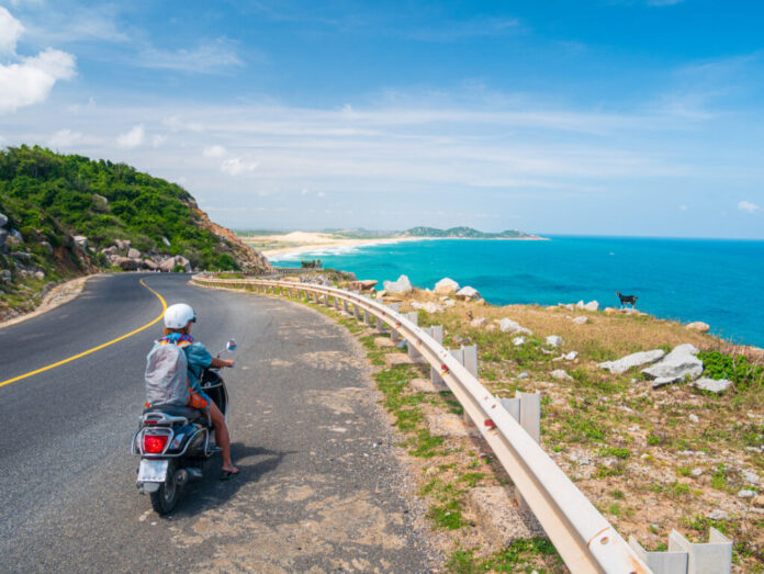 persona-que-viajaba-moto-carretera-sinuosa-mirando-hermosa-costa-provincia-phu-yen-nha-trang-quy-nhon-aventura-viajando-vietnam-1024x769.jpg