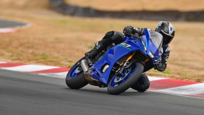 2026_YAM_YZF700R7_EU_DPBMC_ACT_001_03-1024x576-1.jpg